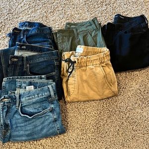Old navy lot of jeans and khakis. Brand new 🆕 worn once. 32x32
